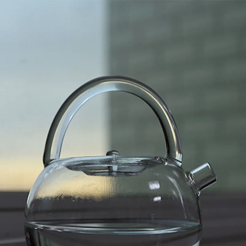 Стеклянная бутылка кавайная для воды Изолированная новый чайник из пирекс