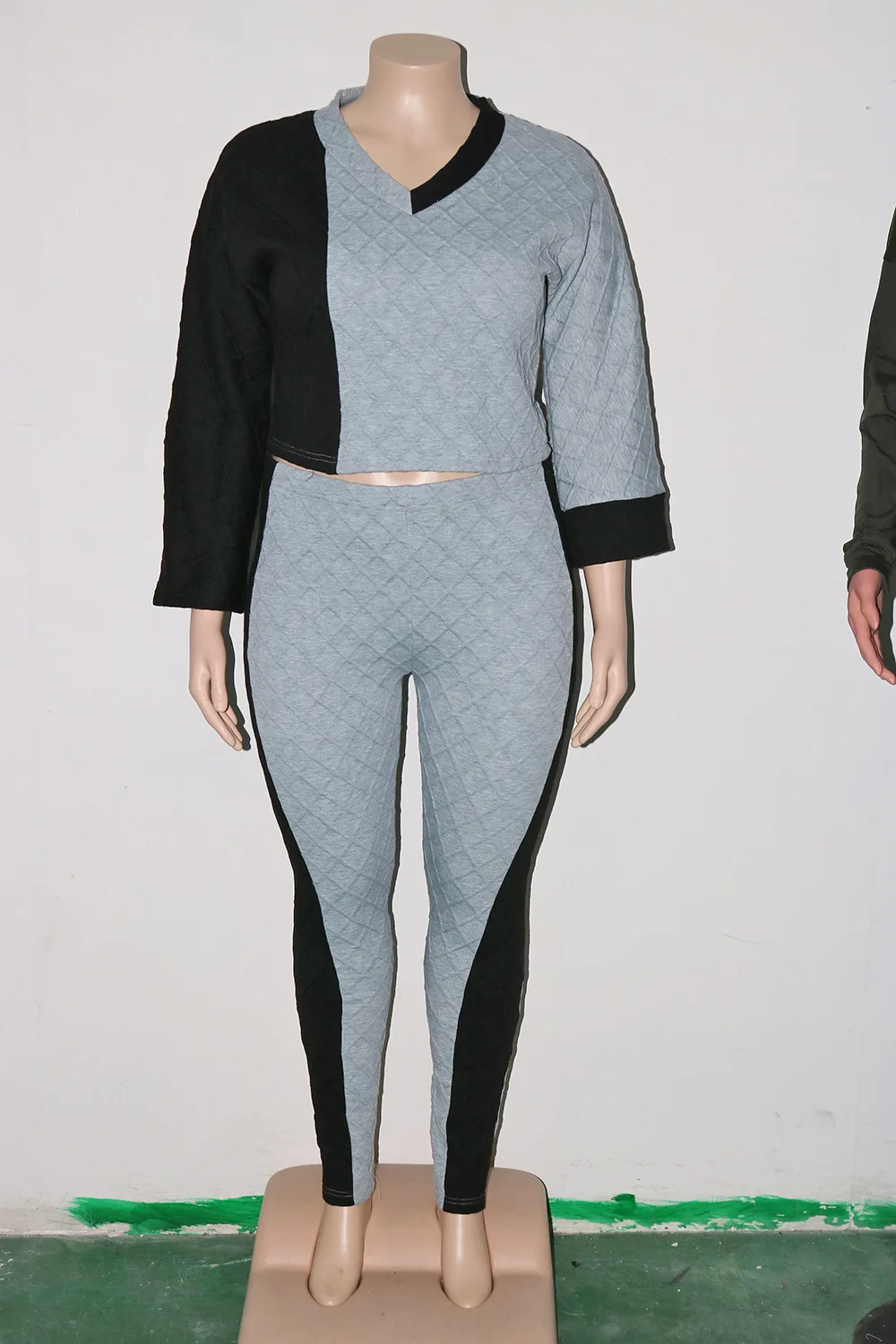 

Plus Size Casual Women Contrast Color Patchwork Two Piece Sets Lady Winter Keep Warm V-neck Tops High Waist Sweatpants Outfits