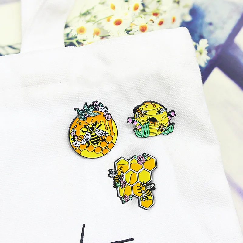 

XCMRYSP Novel Monster Badge Brooch Yellow Metal Enamel Lapel Pin Backpack Clothes Fashion Jewelry Gift for Men