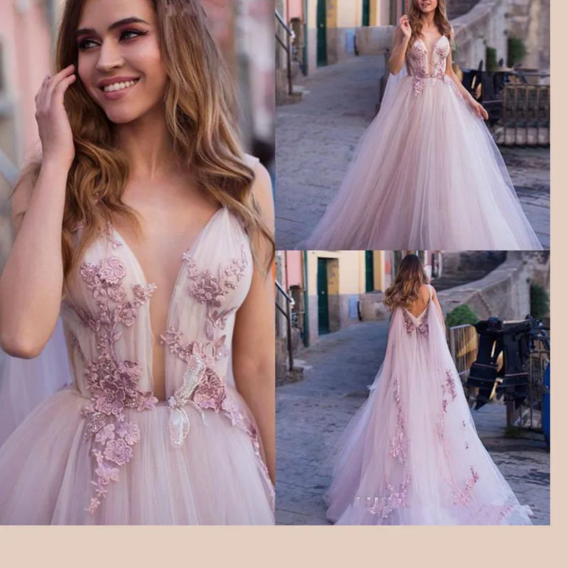 Румяно-розовое свадебное платье на тонких бретелях с кружевной аппликацией