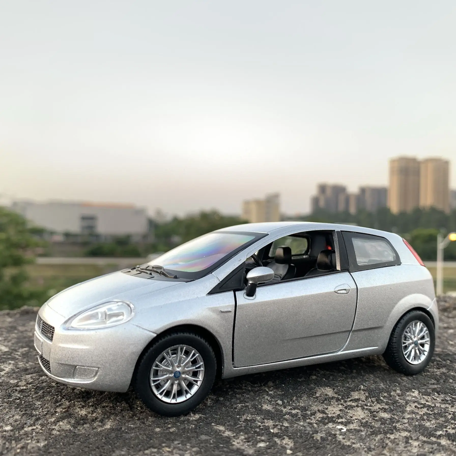 

Имитация автомобиля Fiat 1:24, модель автомобиля из сплава, строительная игрушка для подарка, 16,5 см