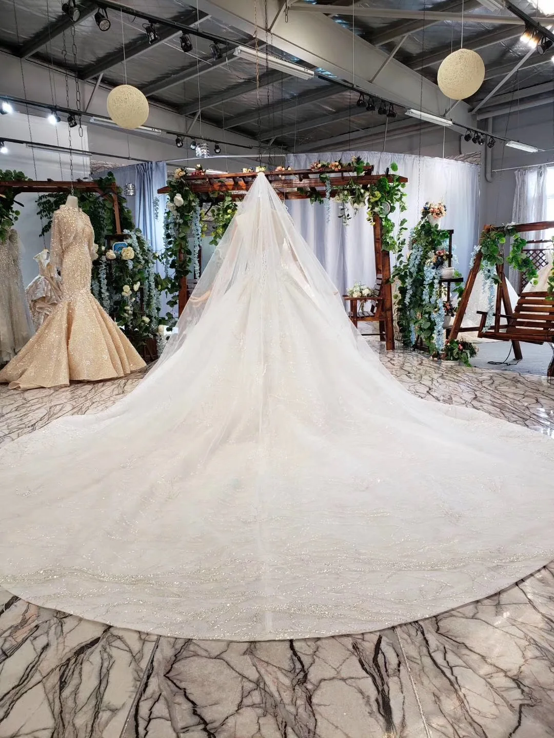 

Amazing White Champagne Wedding Dresses Women Sexy Deep V-neck Heart Shaped Top Full Crystals Back Ball Gown Lace Wedding Dress