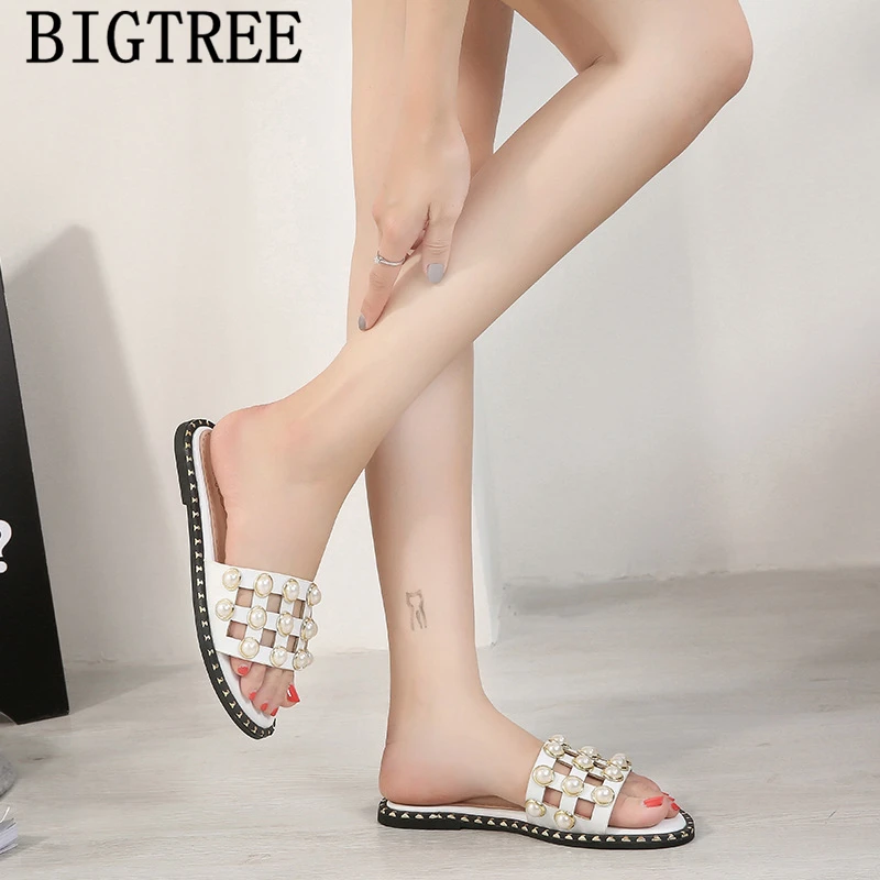 Белые шлепанцы с жемчугом кожаные милые женская летняя обувь большого размера