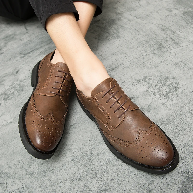 

Men Dress Shoes brogue Python Pattern High Quality Men Oxfords Party Wedding Men shoes Flats Patent Leather Men Business Shoes