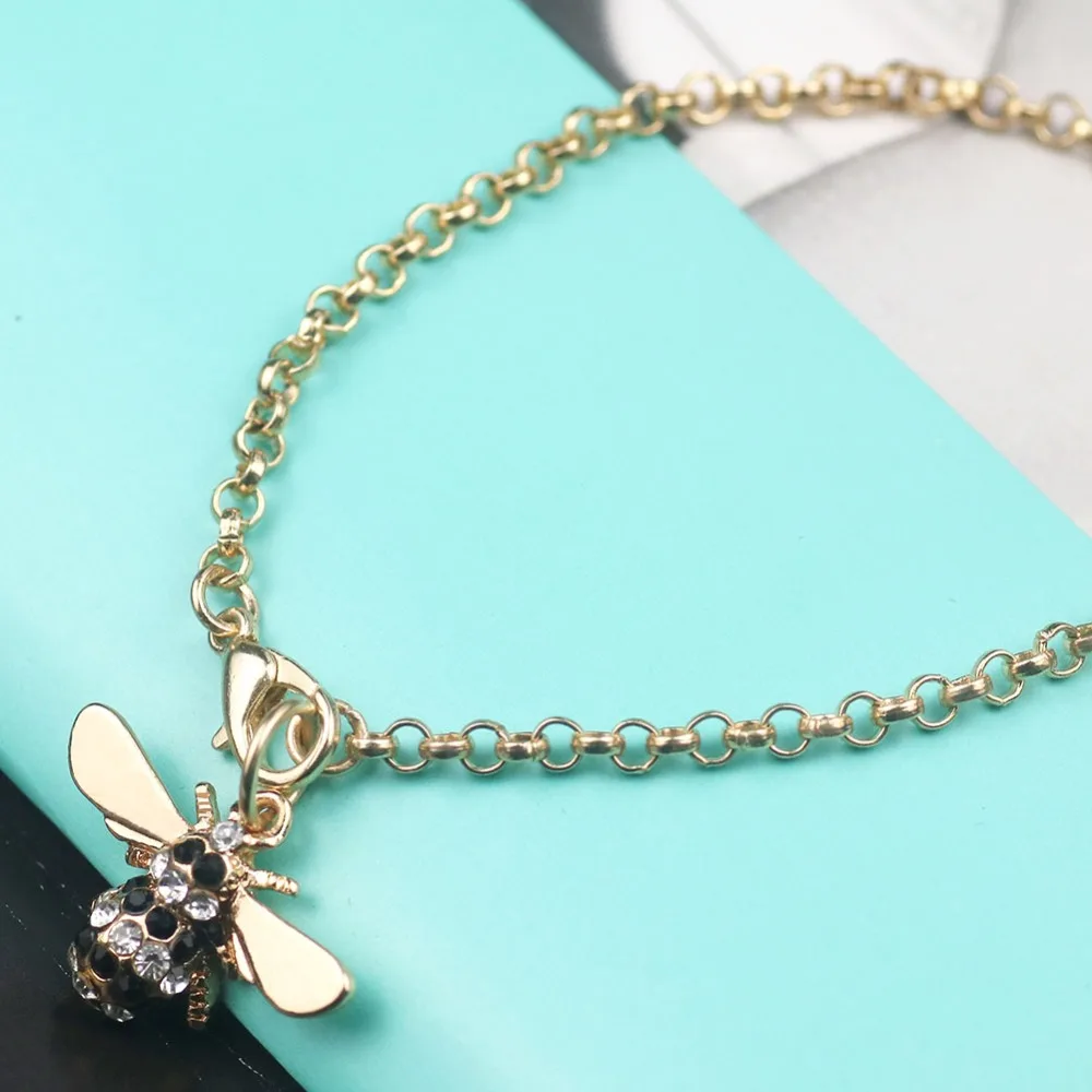 Женский браслет с милыми медовыми пчелками золотого цвета фианитами и цепочкой