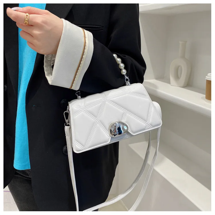 

Fashion texture three-dimensional embossed small square bag 2021 new simple lock female bag Korean temperament hand bill of ladi