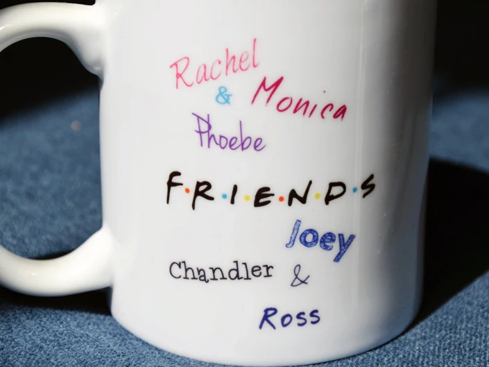 Кружки для кофе молока чая с буквами Фиби из сериала Друзья белая керамическая