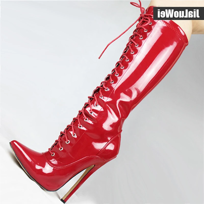 Модные сапоги из лакированной кожи женские демисезонные до колена с острым