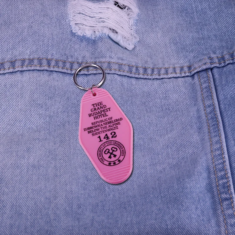 GBH Wes Anderson film Hotel Motel Keychain 142 Республика Zubrowka Key Tag M. Gustave Rudeness-это просто выражение