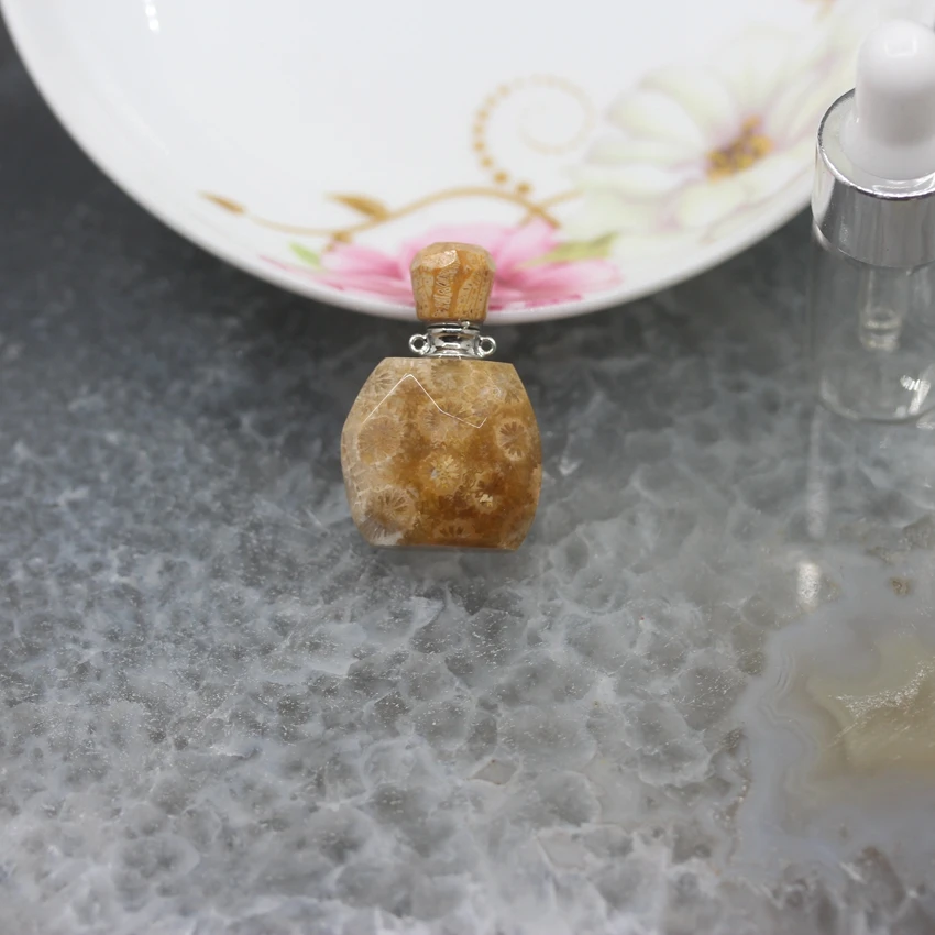 Подвеска в виде флакона для духов с тигровым глазом и коралловым огранкой