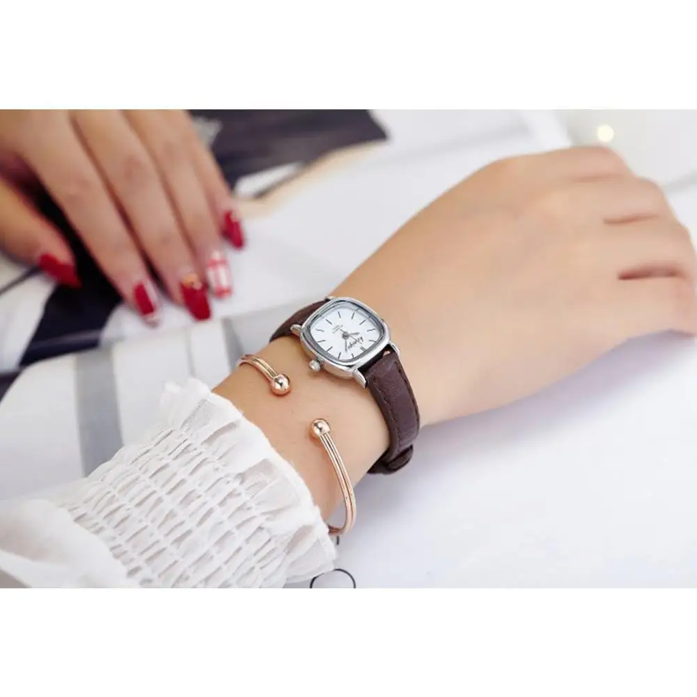 Женская мода маленький циферблат кварцевые часы кожаный ремешок наручные