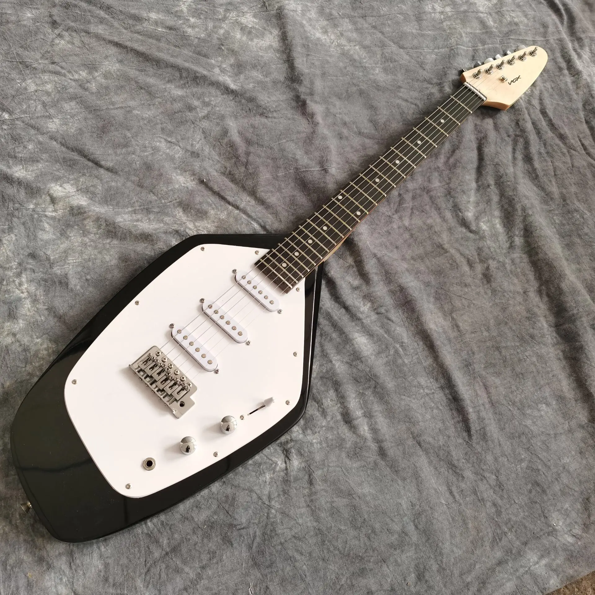 

New style,electric guitar,white pickguard,Rosewood fingerboard.high quality pickups.handmade 6 stings guitarra.real photo