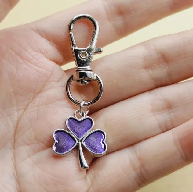 Брелок для ключей с фиолетовой эмалью подвеска в виде цветка клевера 3 листьями