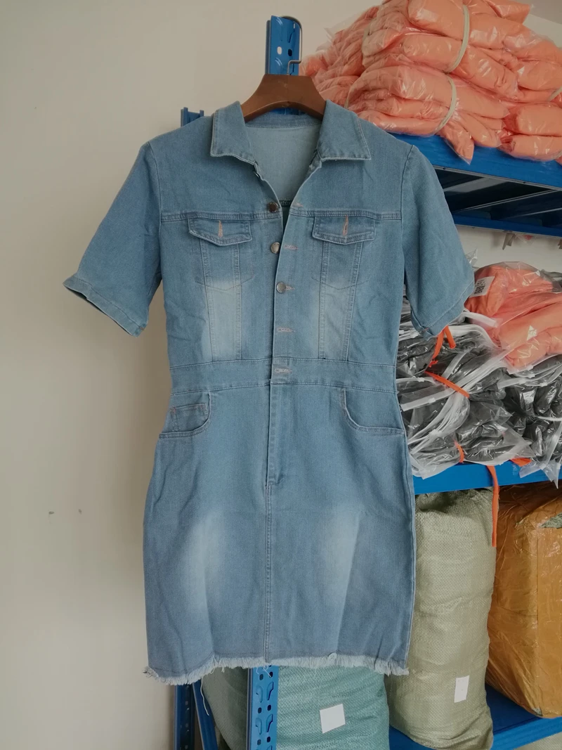 Джинсовое мини платье модель 2021 года джинсовое с эффектом потертости эластичное