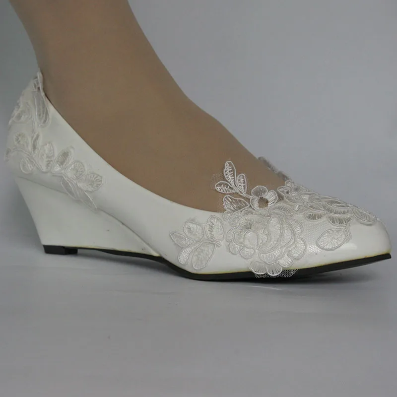 Женские свадебные туфли на танкетке белые кружевные низком каблуке с закрытым