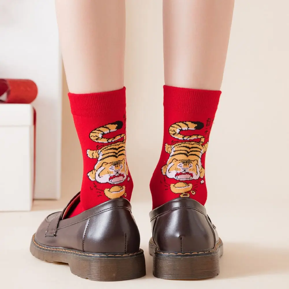 Модные красные для мужчин новогодние притягивающие удачу корейские носки до