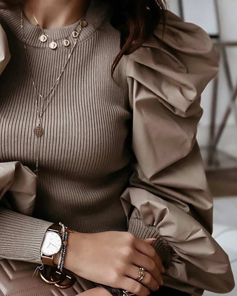 Женская блузка в рубчик с круглым вырезом и пышными рукавами повседневная