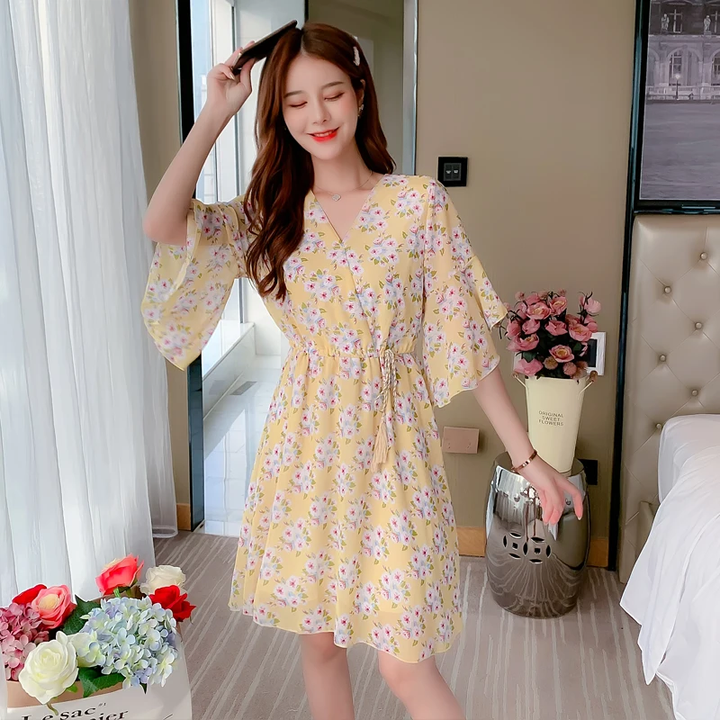 Шифоновое платье с коротким рукавом V образным вырезом и цветочным