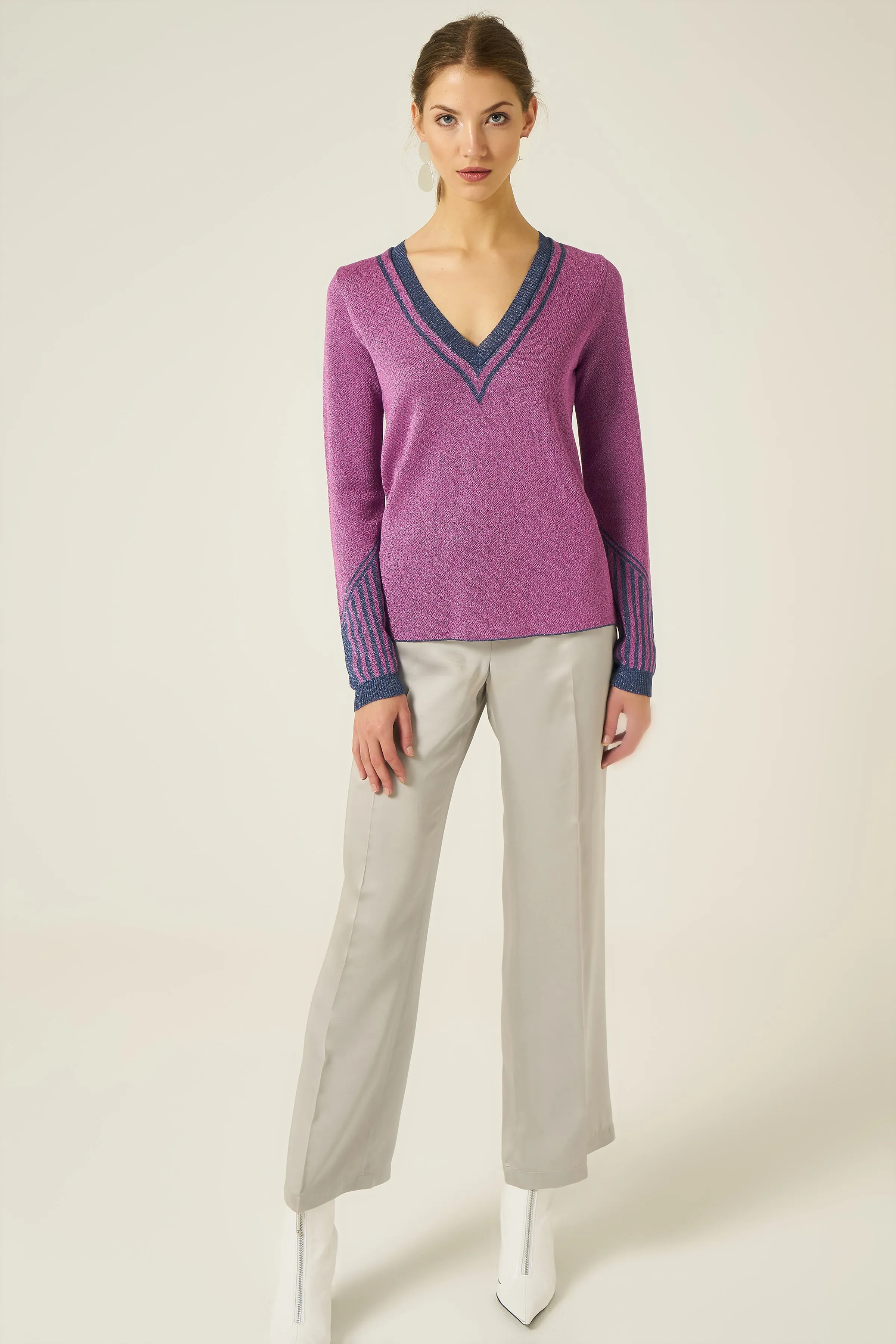 Серебристый свитер с v образным вырезом фиолетовый| |