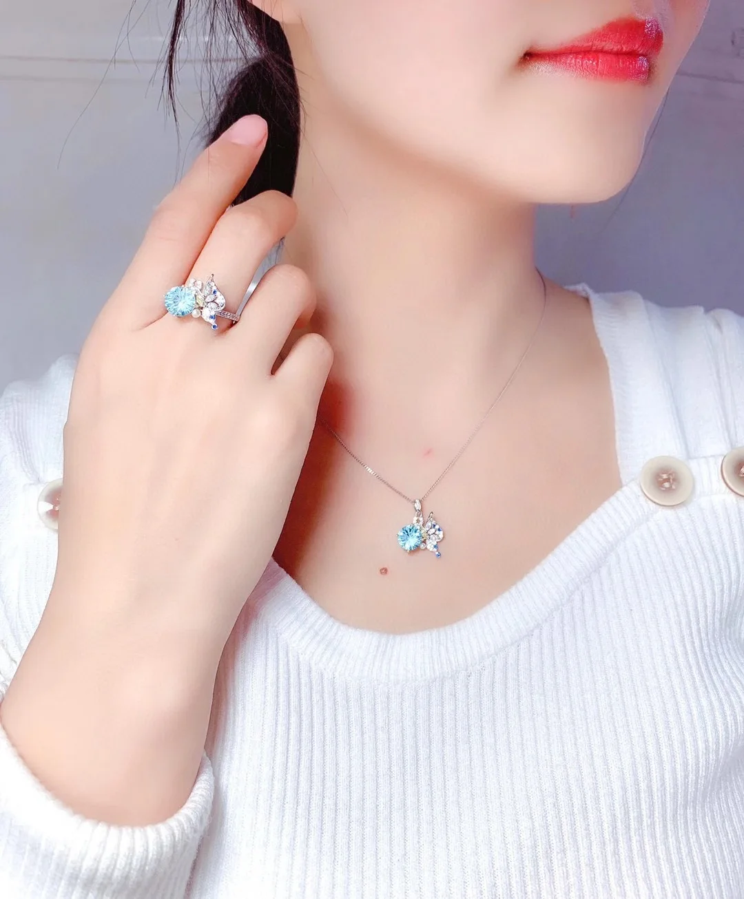 Женское кольцо с фианитом BLACK ANGEL колье изменяемым размером и инкрустированным