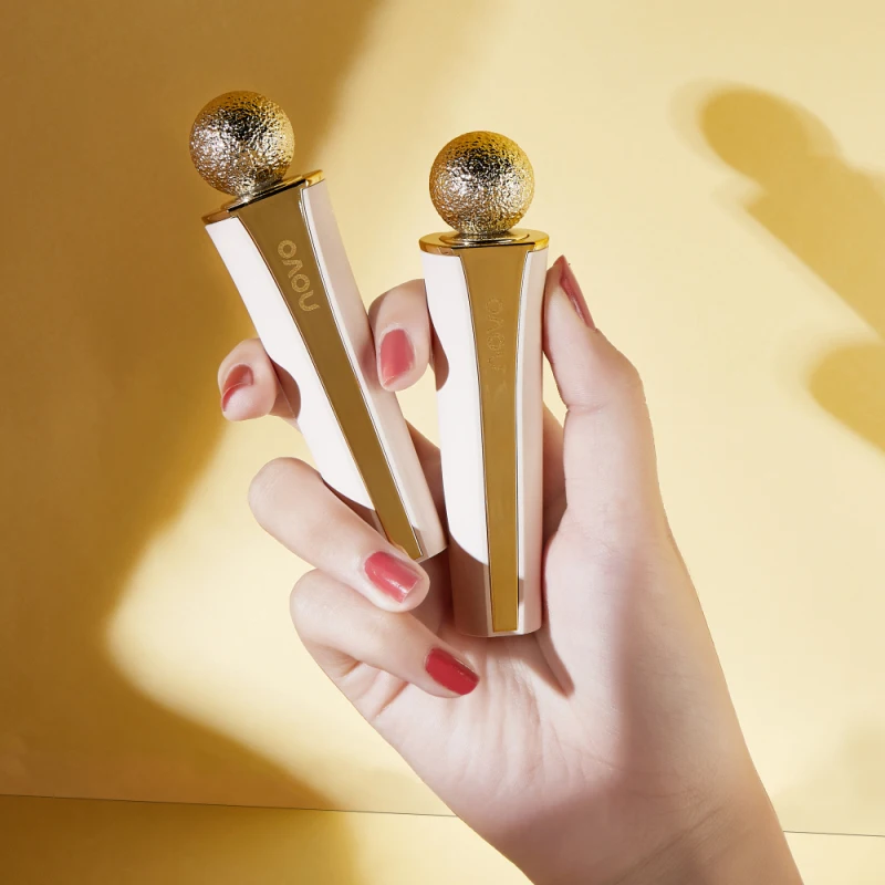 1 шт. водостойкая матовая губная помада в золотистом стиле |