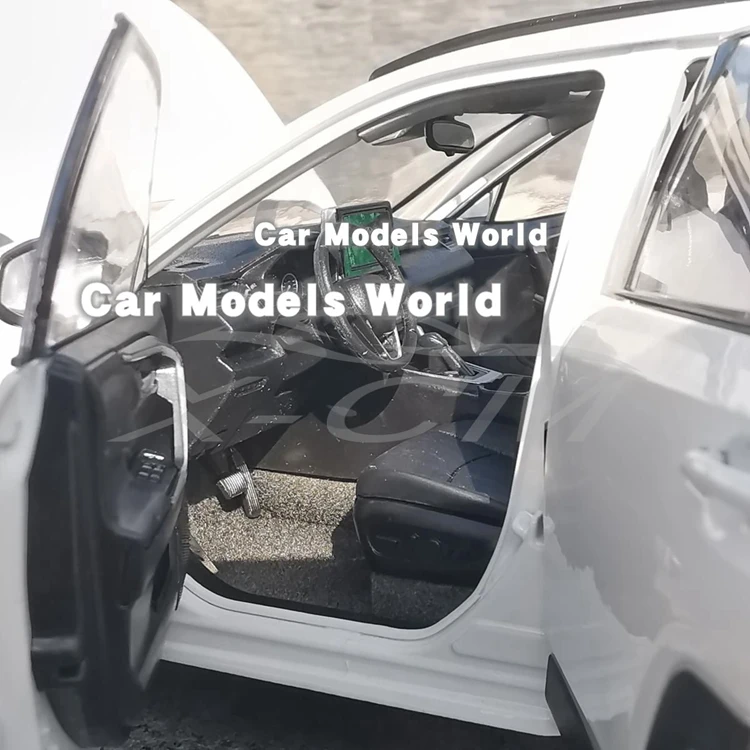 Литая модель автомобиля для всех новых RAV4 1:18 (белый) + небольшой подарок! |