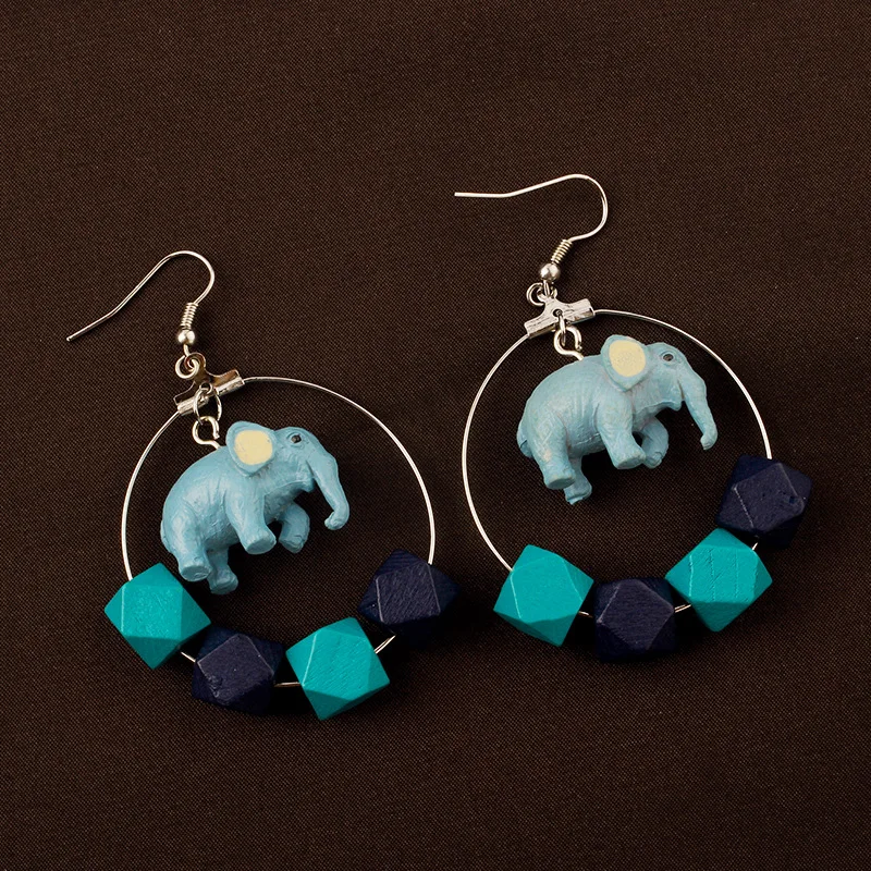 

Осенне-зимние новые Веселые серьги с голубым слоном из дерева, женские темпераментные простые милые круглые серьги-гвоздики для девочек