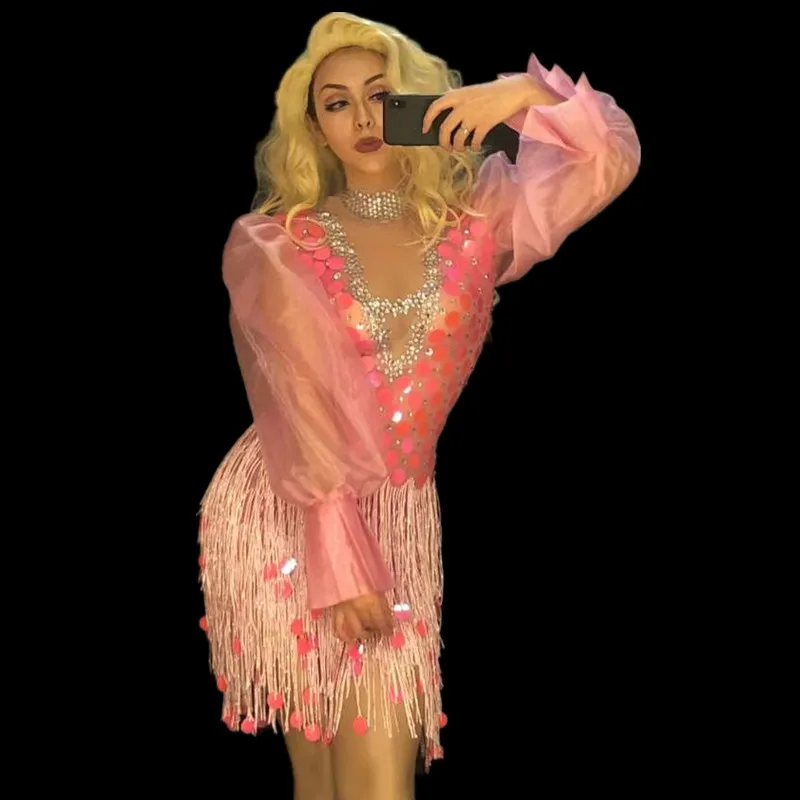 Женское короткое платье с бахромой розовое облегающее сетчатыми рукавами и