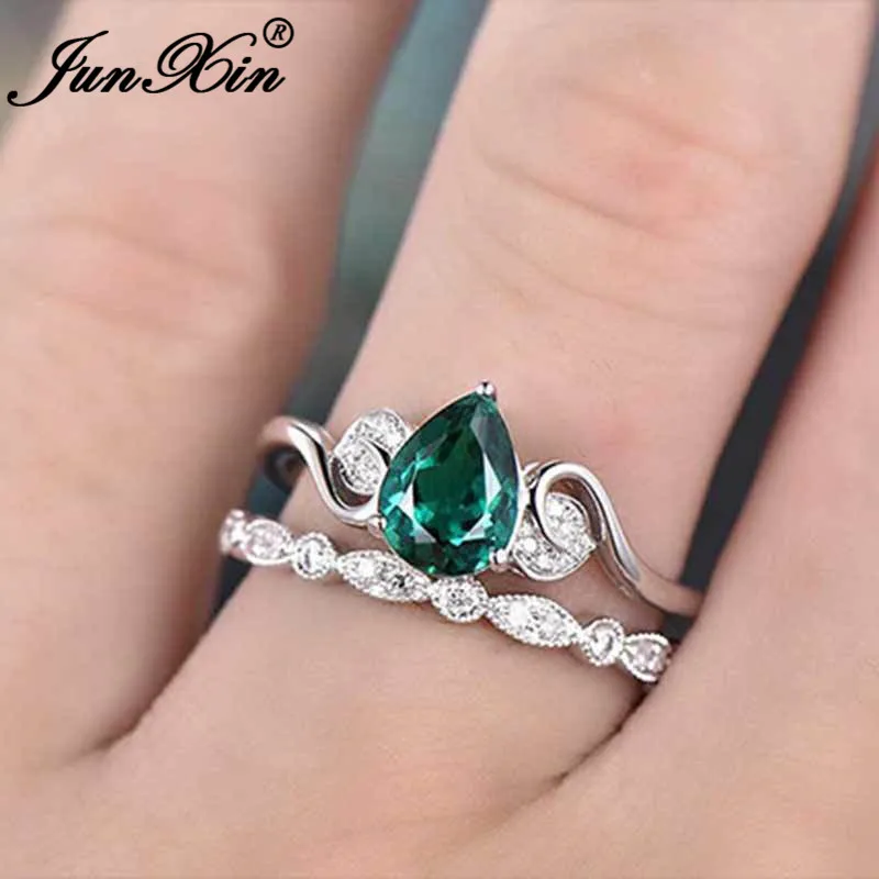 Комплект свадебных колец с грушевидной огранкой и зеленым камнем Женское