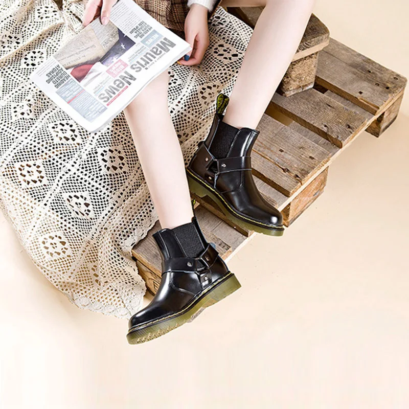 Женские короткие ботинки из натуральной кожи Челси с серебряным ремешком и