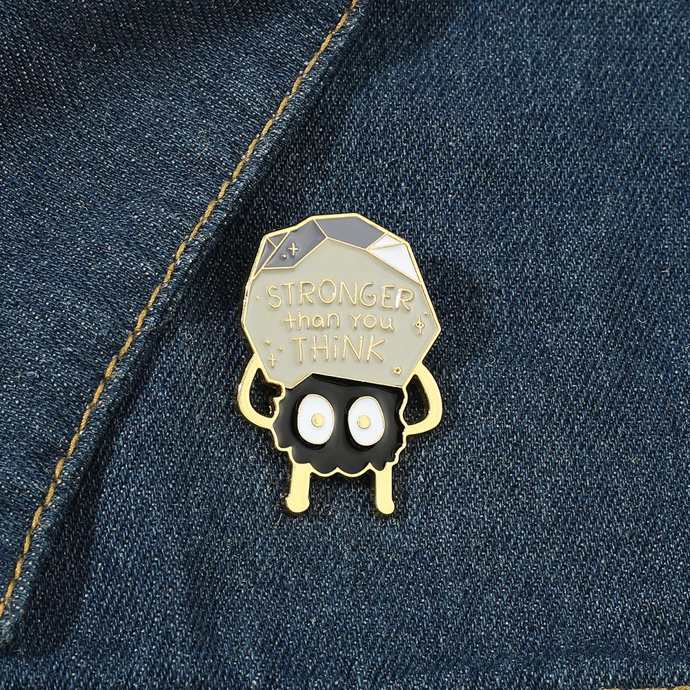 Брошь с пириллированным призраком из страз надписью сильнее чем вы думаете