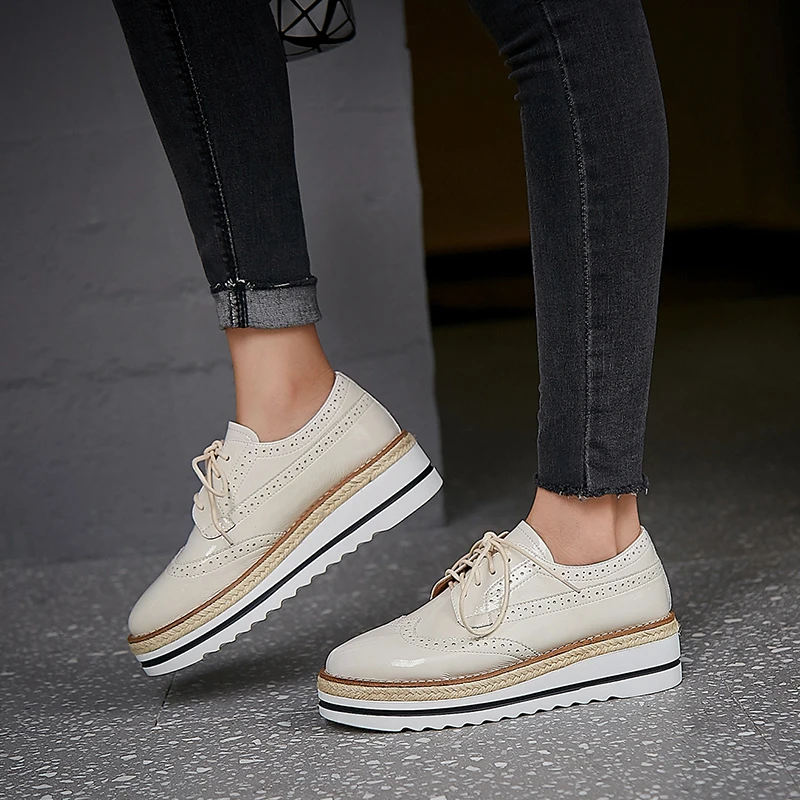 Женские туфли оксфорды из натуральной кожи на шнуровке плоская подошва резьба в