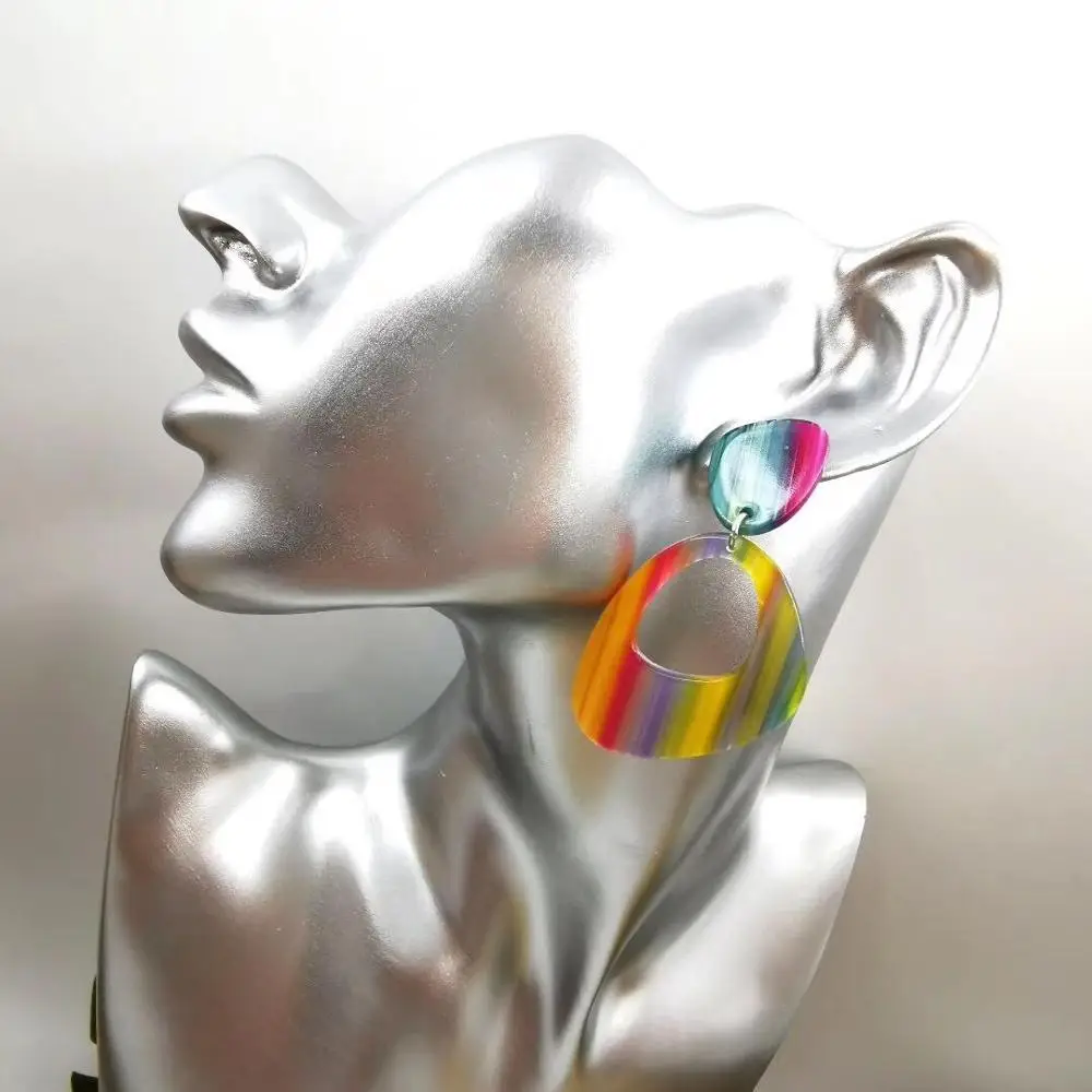 Женские акриловые серьги-подвески в полоску большие полимерные Серьги разных