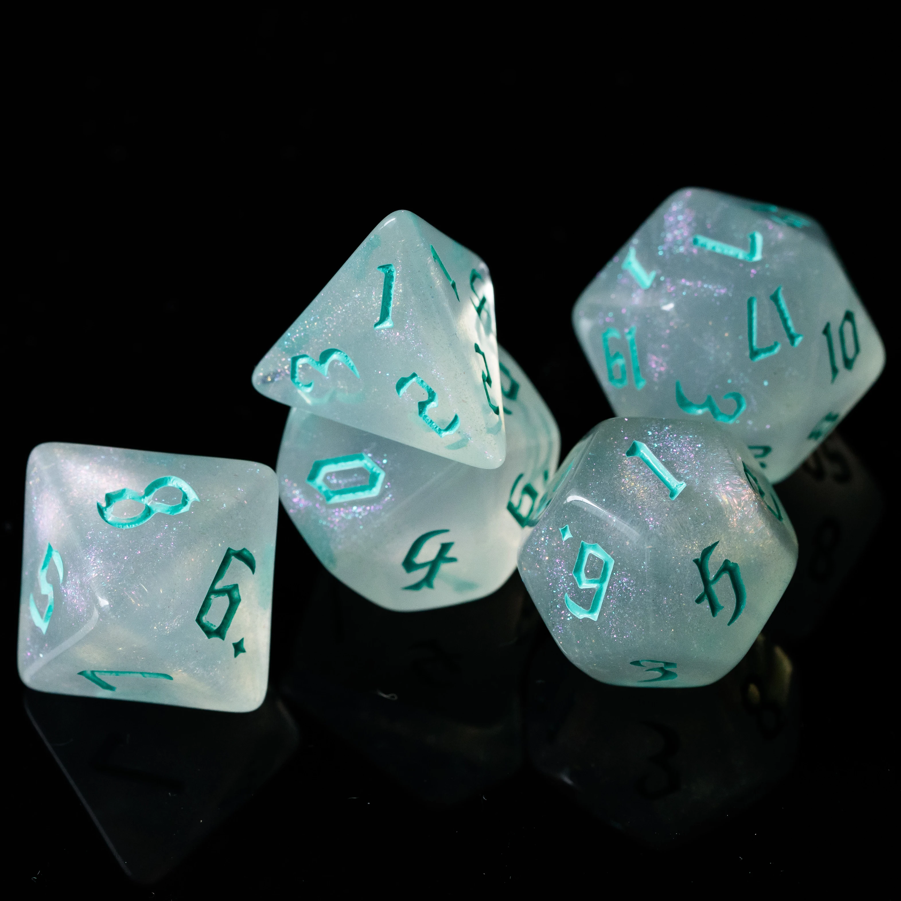 Poludie 7 шт./компл. голубой шрифт игральные кости DND Set D4 D6 D8 D10 D % D12 D20 полупрозрачные