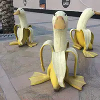 Забавная статуя утки в форме банана #3