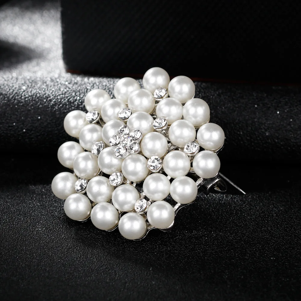 Покрытые хрустальные стразы со стразами идеально сочетаются с нарядным брошь