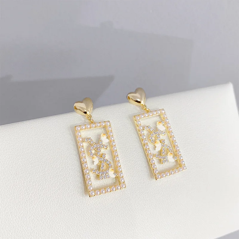 

Модные Роскошные простые Геометрические Квадратные висячие серьги с буквами из циркония и жемчугом для женщин, характерная Личная бижутер...