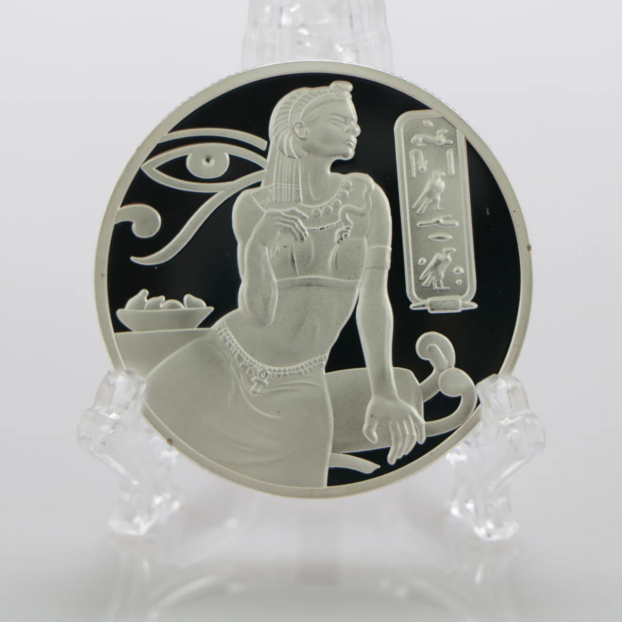 

Greek Ancient Egyptian Goddess Isis Commemorative Coin Silver-plated Pyramid Coin