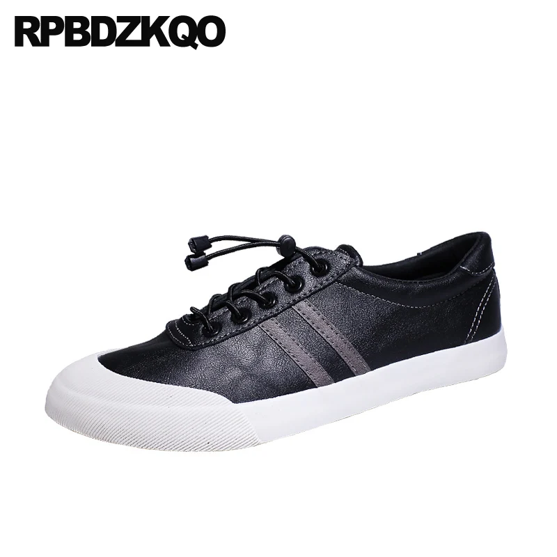 Мужские повседневные кроссовки черные или коричневые на шнуровке плоской