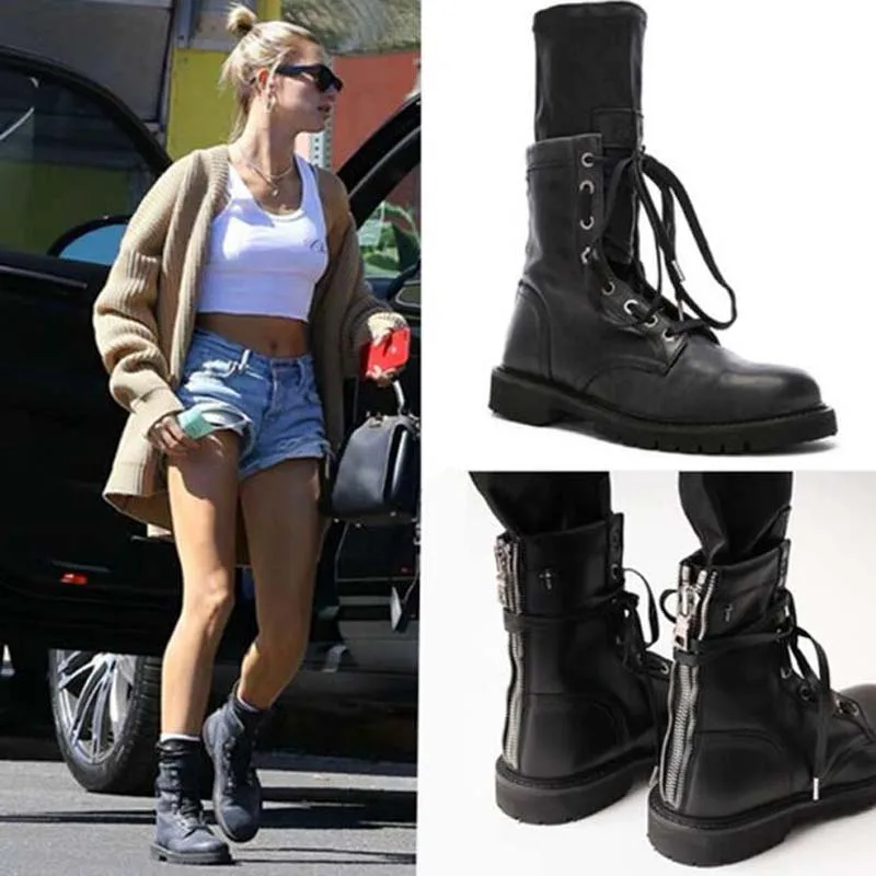 Новинка Модные женские мотоциклетные ботинки Обувь до середины икры в стиле