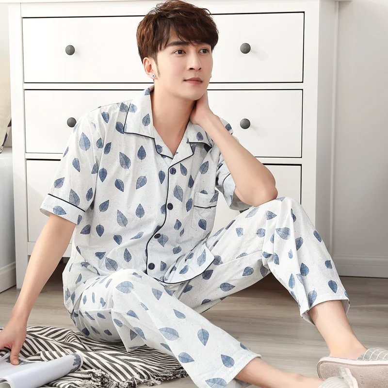 парень в пижаме. пижама мужская классическая. мужчина в шелковой пижаме. пижама мужская розовая. пижама мужская.