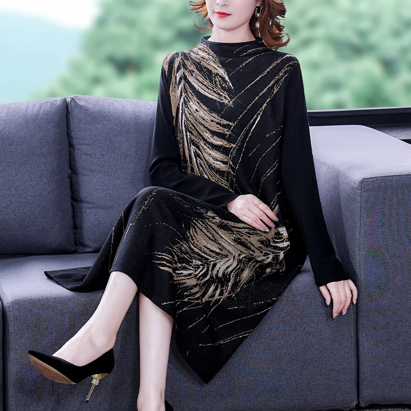 

Женское трикотажное платье-свитер средней длины, с длинным рукавом