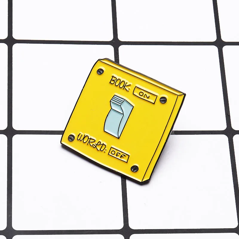 Жёлтый квадратный эмалированный значок в форме книги ON World OFF Pins учебный