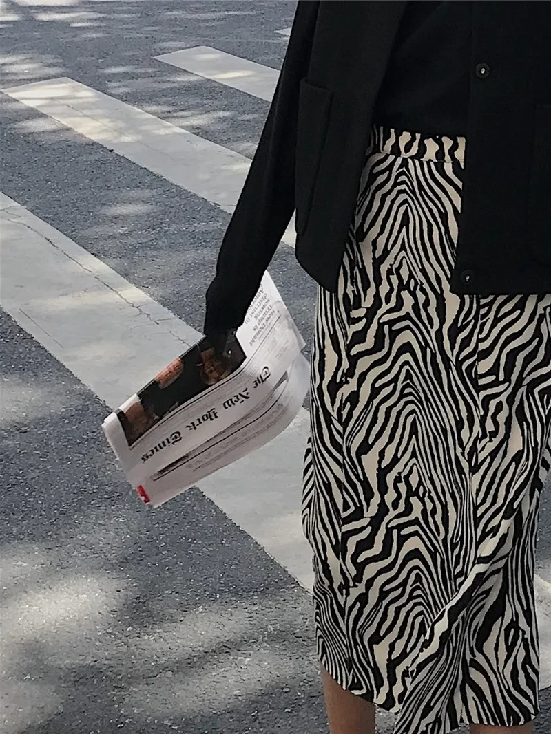 Женская юбка с принтом зебры прямая средней длины эластичным поясом и разрезом