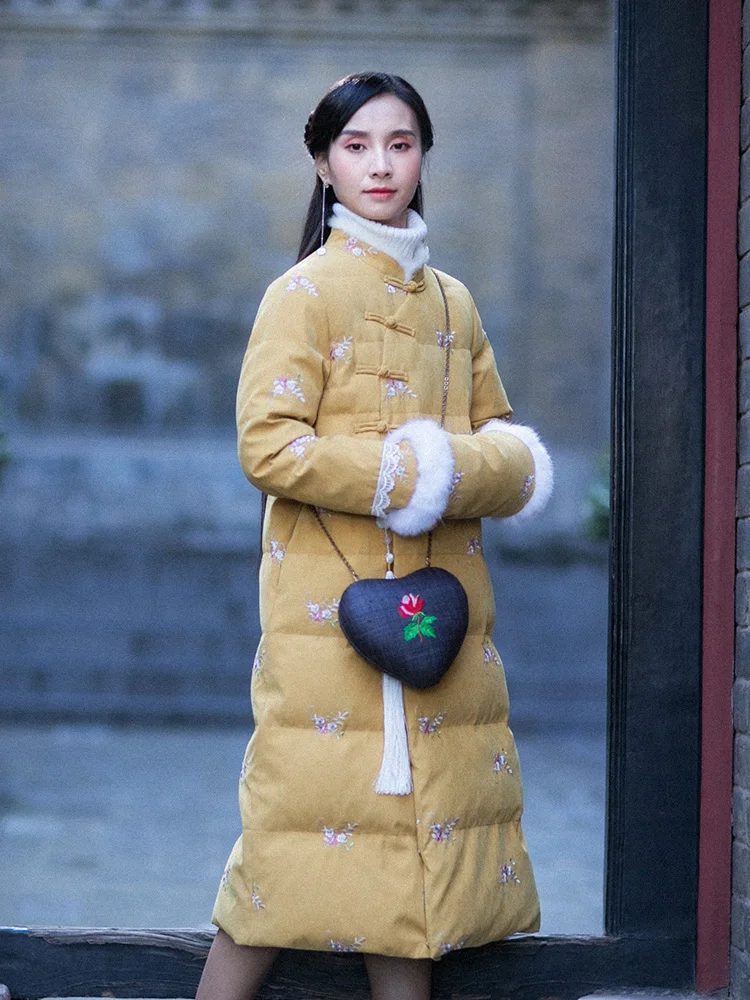 

2019 Winter New Literature Art Retro Embroidered Down Jacket