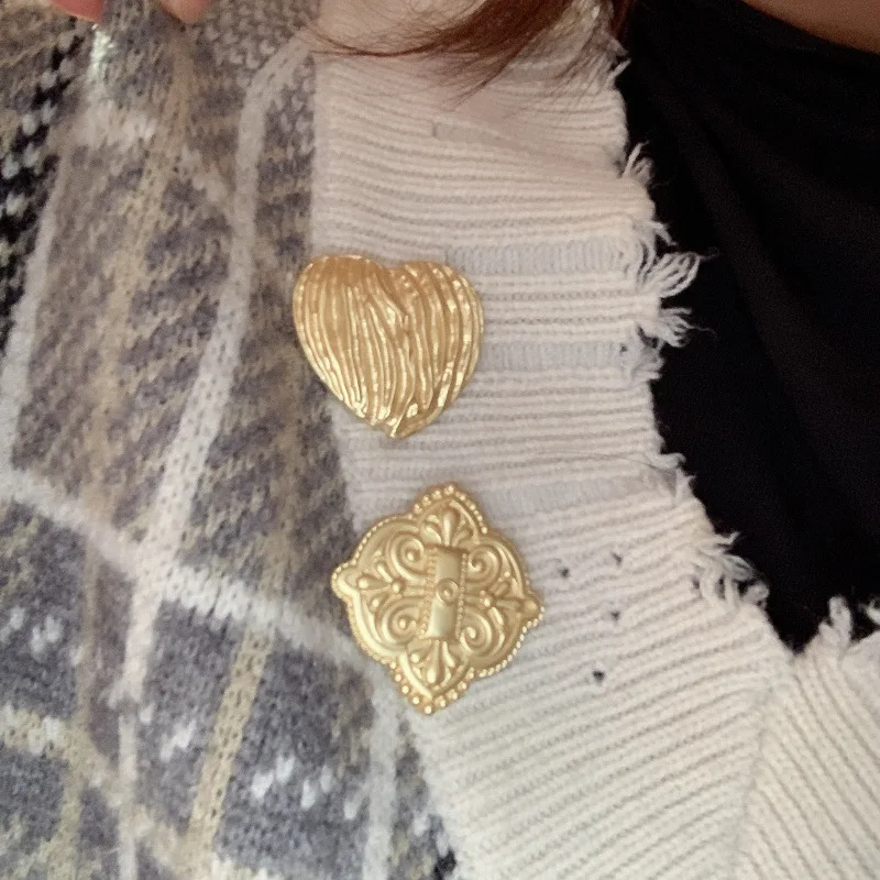 

Vintage Palace Style Heart Square Carve Pattern Brooch Badge For Women Simple Brooch Pin Clothes Decoration Jewelry Accessories