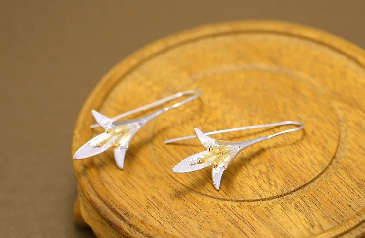 Женские серьги-подвески из серебра 925 пробы с изображением цветка | Украшения и