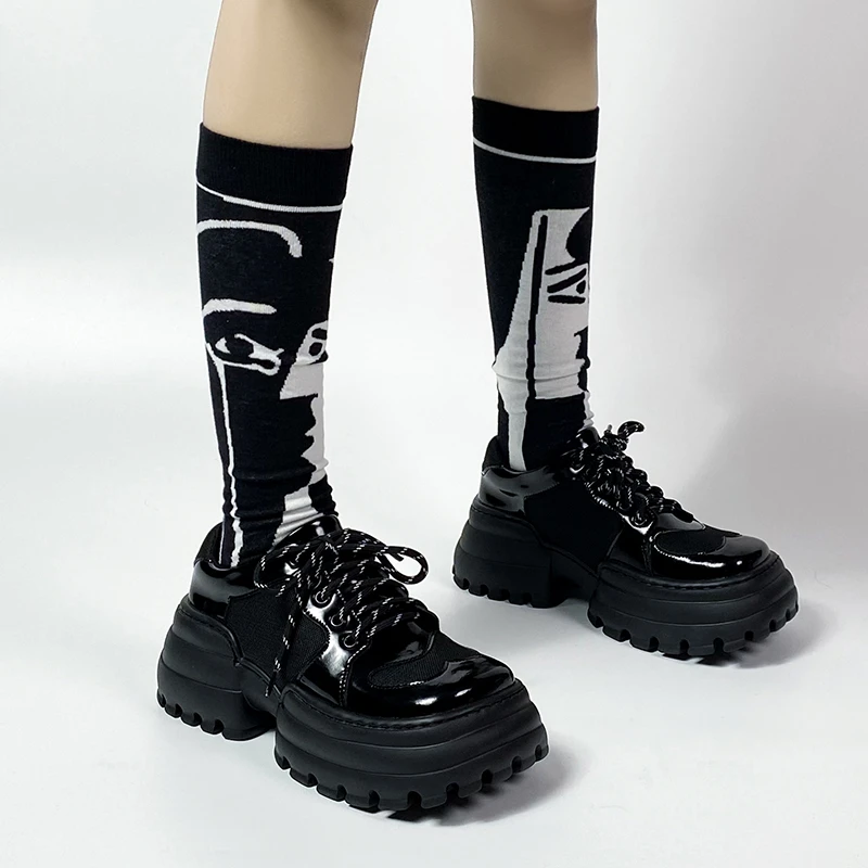 

Женские кроссовки из лакированной кожи, на шнуровке, с квадратным носком, на танкетке, весенние кроссовки для отдыха на открытом воздухе, об...