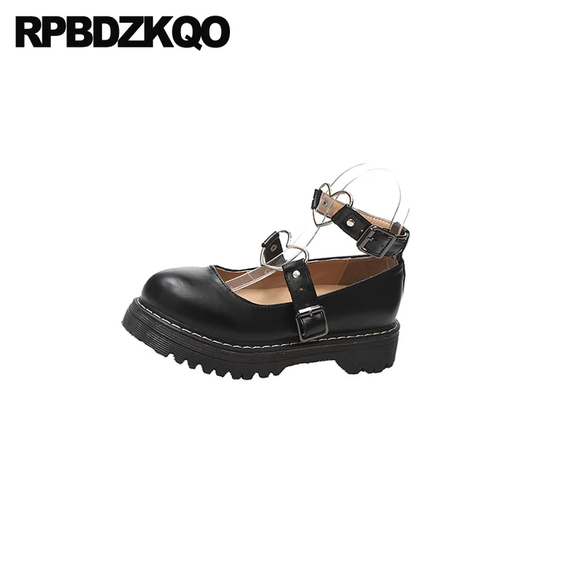 Женские туфли на плоской подошве с круглым носком металлическим ремешком