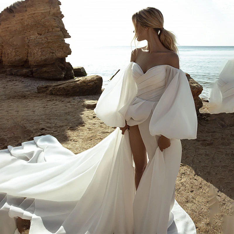 

Пляжное свадебное платье с длинным рукавом и разрезом сбоку